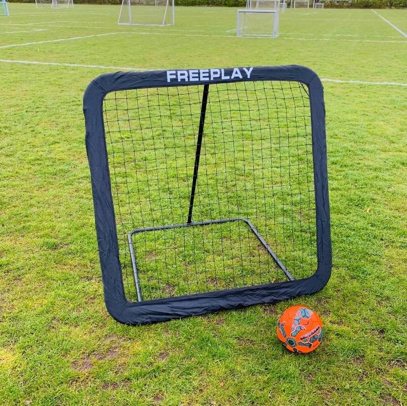 Elite Pro 120 X 120 Fodbold Rebounder By Freeplay Med Kantbånd - Freeplay Football Goal