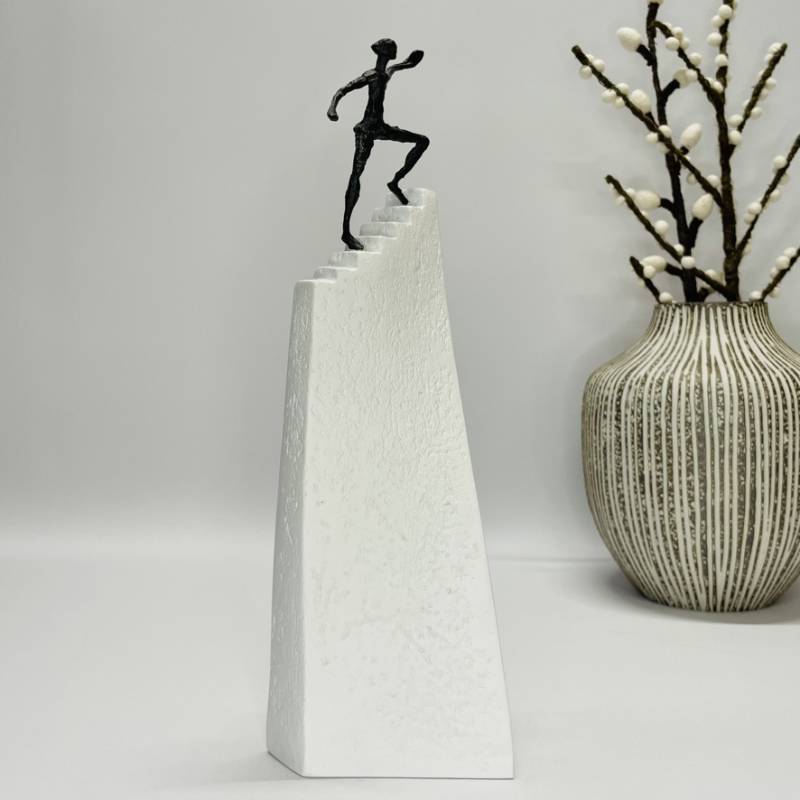 Vejen Til Succes - Bronzeskulptur På Sten - Skulpturfigur.dk
