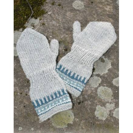 Wild Blueberrie Mittens By Drops Design - Vanter Strikkeopskrift Str. 12/18 Mdr - 5/6 år - Drops - Garnstudio