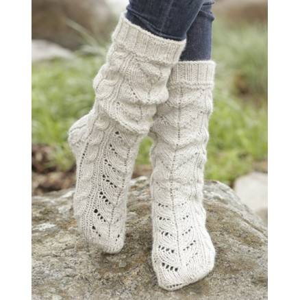 White Cables By Drops Design - Sokker Strikkeopskrift Str. 35/37 - 41/43 - Drops - Garnstudio